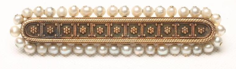 A VICTORIAN GOLD AND SEED PEARL BROOCH Image