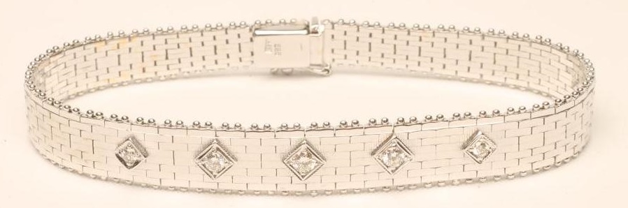 A 14KT WHITE GOLD BRACELET Image