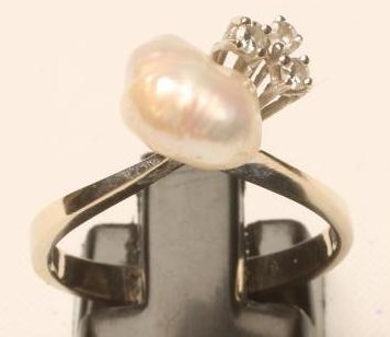 A BAROQUE PEARL AND DIAMOND RING Image