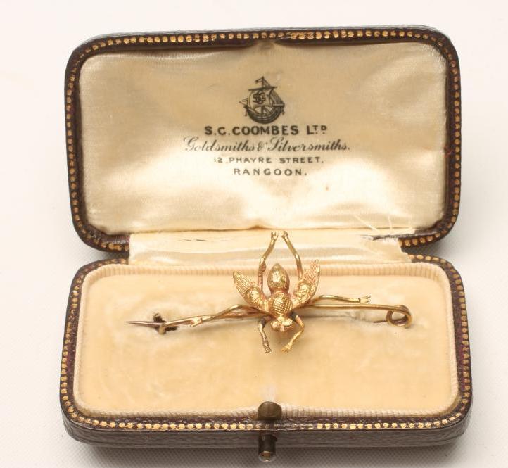 AN EDWARDIAN GILT METAL FLY BROOCH Image