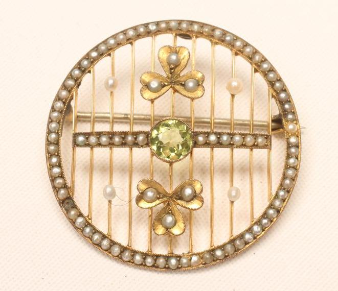 AN EDWARDIAN CIRCULAR BROOCH Image