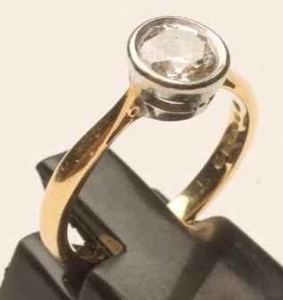 A SOLITAIRE DIAMOND RING Image