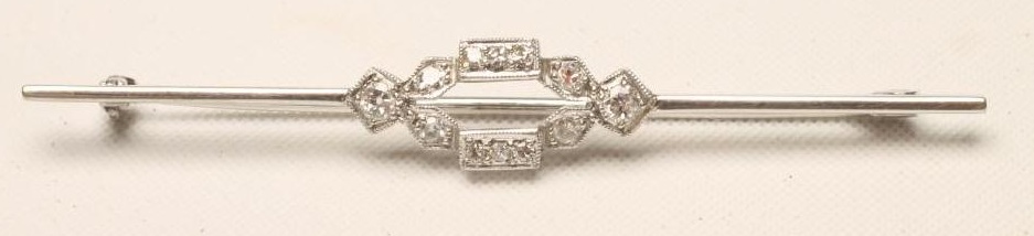 A DIAMOND BAR BROOCH Image