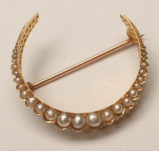 A VICTORIAN SEED PEARL CRESCENT BROOCH Image