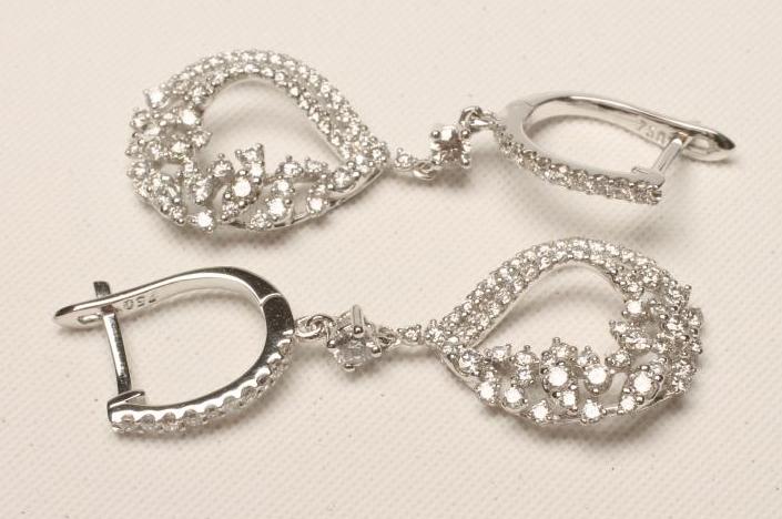 A PAIR OF DIAMOND DROP EARRINGS Image