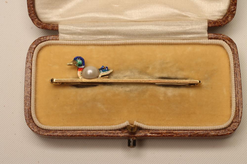 A 15CT GOLD ENAMEL AND PEARL NOVELTY TIE PIN Image