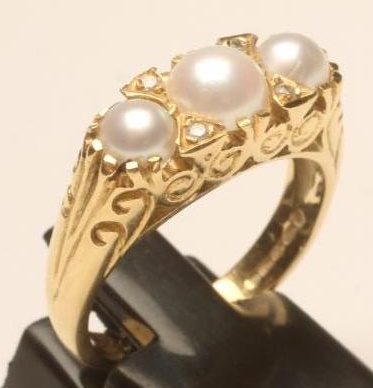 A TRIPLE PEARL RING Image