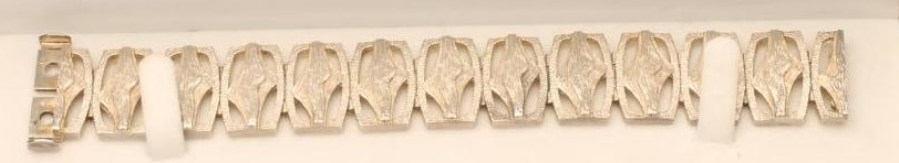 AN EARLY 1970'S SILVER BRACELET Image