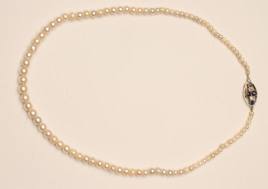 A CULTURED PEARL NECKLACE Image