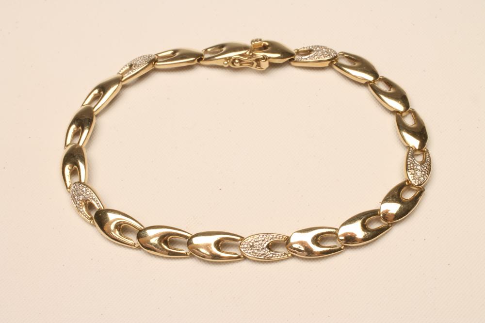 A 9CT GOLD BRACELET Image