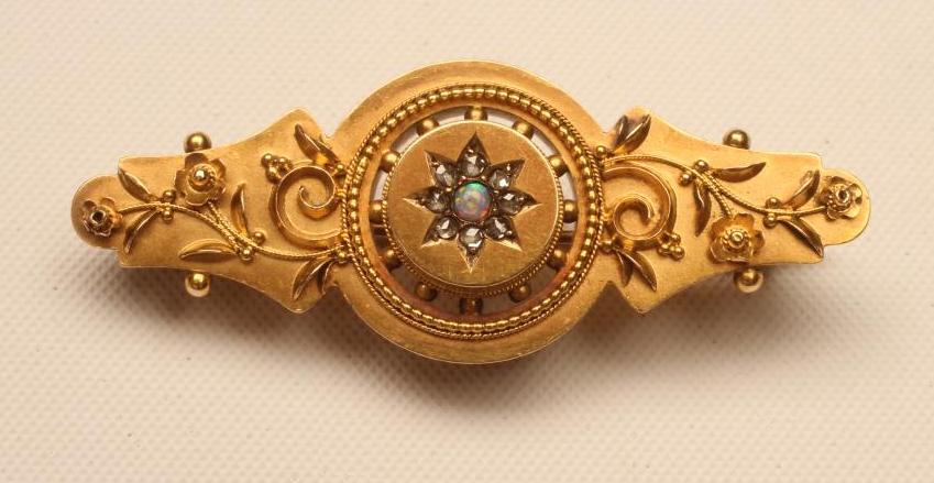 A LATE VICTORIAN 15CT GOLD BROOCH Image