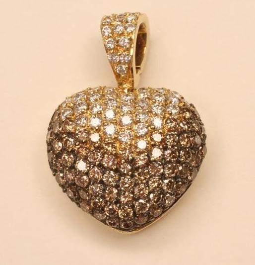 A DIAMOND PENDANT Image