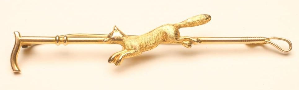 A 9CT GOLD BROOCH Image