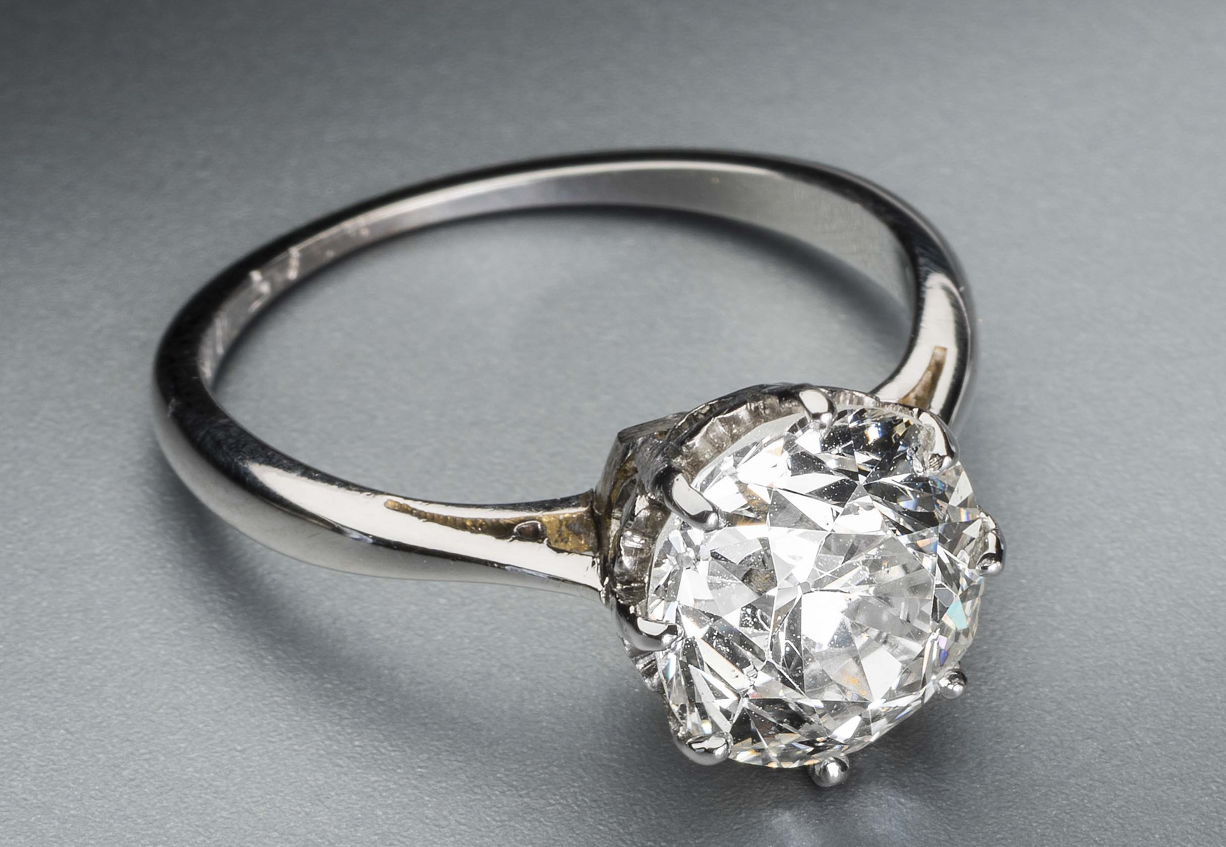 A SOLITAIRE DIAMOND RING Image
