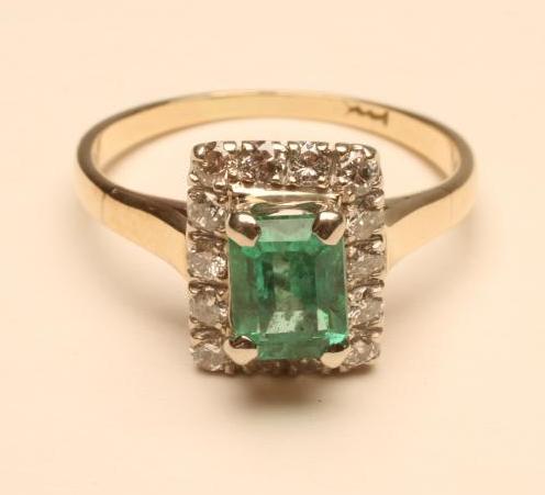 AN EMERALD AND DIAMOND CLUSTER RING Image