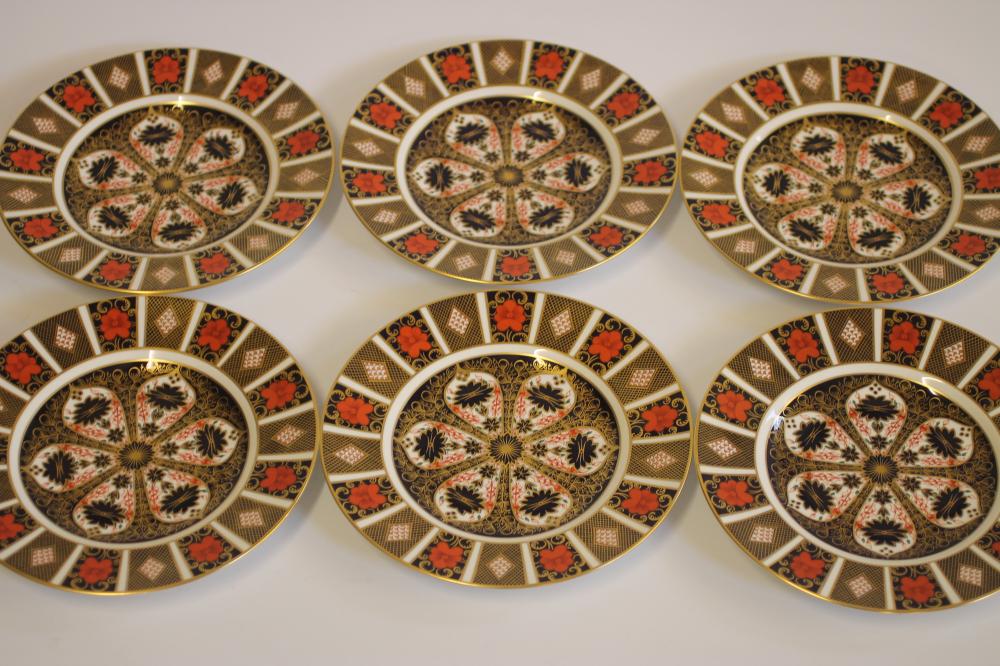 A SET OF SIX ROYAL CROWN DERBY CHINA DINNER PLATES Image
