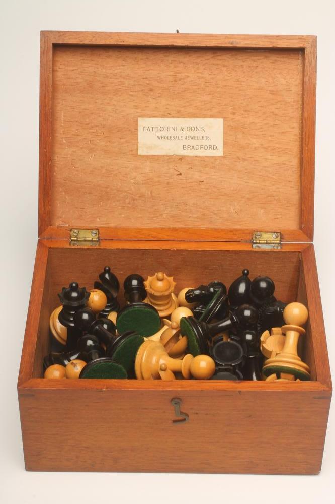 A STAUNTON CHESS SET Image
