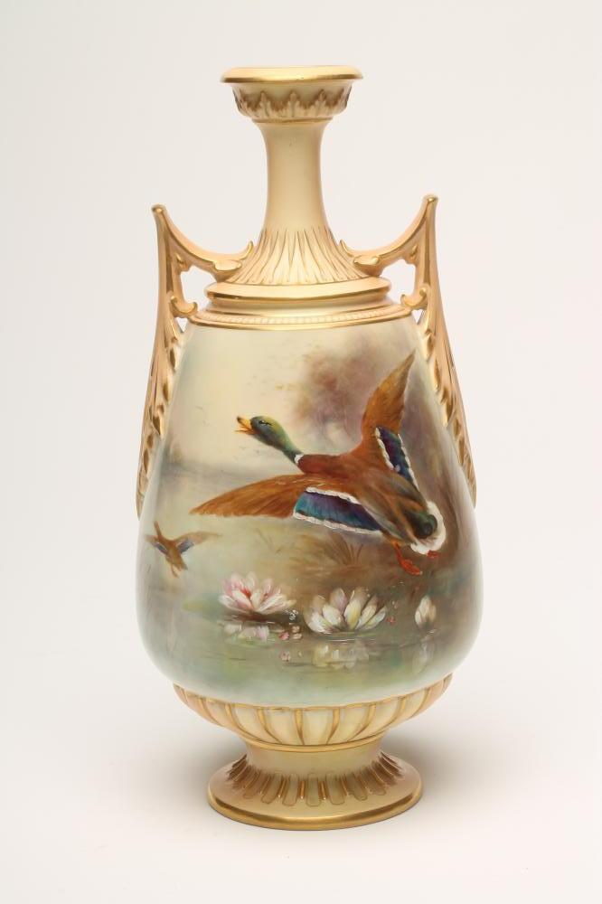 A ROYAL WORCESTER CHINA VASE Image