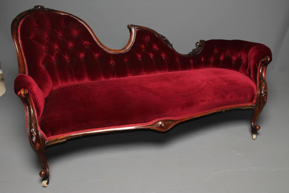 A VICTORIAN WALNUT FRAMED CHAISE LONGUE Image