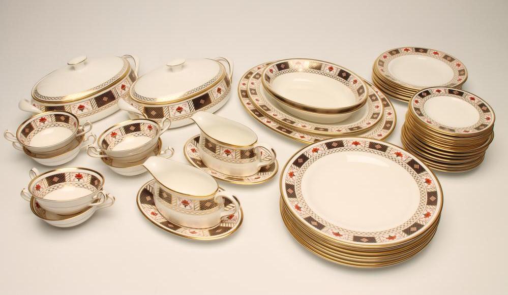 A ROYAL CROWN DERBY CHINA SERVICE Image
