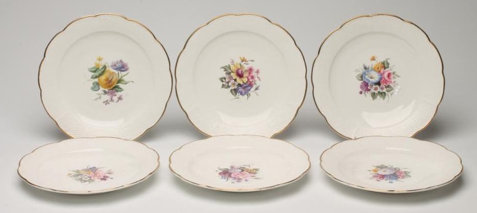 A SET OF SIX ENGLISH PORCELAIN PLATES Image