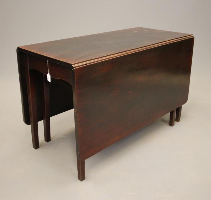 A GEORGIAN MAHOGANY DROP LEAF DINING TABLE Image