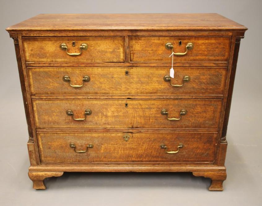 A GEORGIAN OAK CHEST Image