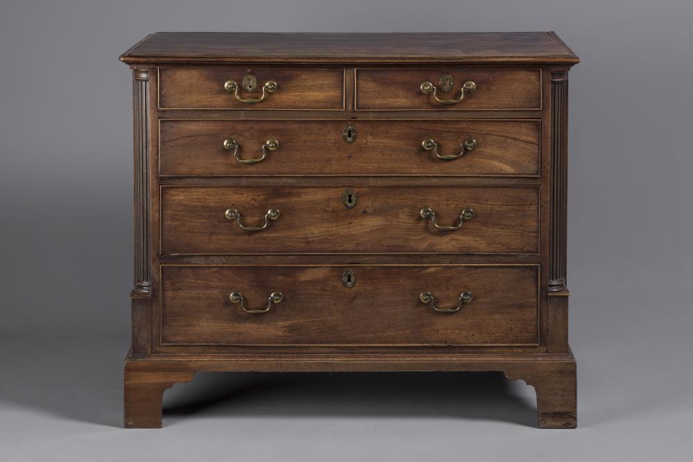 A GEORGIAN MAHOGANY CHEST Image