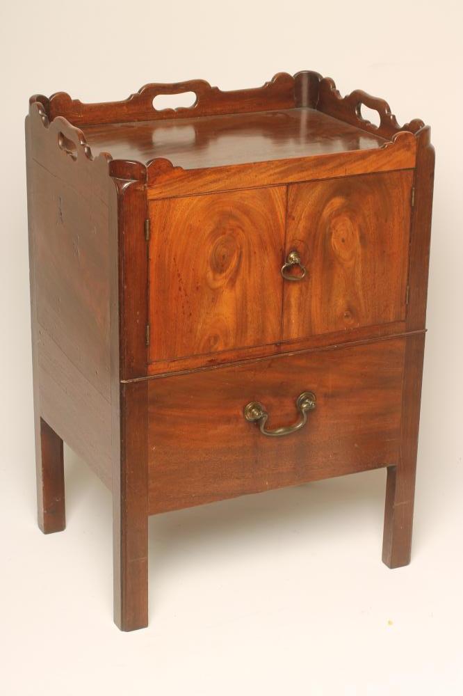 A GEORGIAN MAHOGANY NIGHT TABLE Image