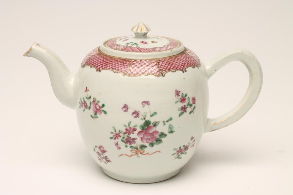 A CHINESE EXPORT PORCELAIN TEAPOT Image