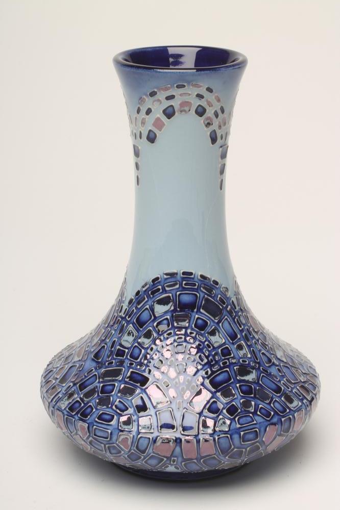 A MOORCROFT POTTERY VASE Image