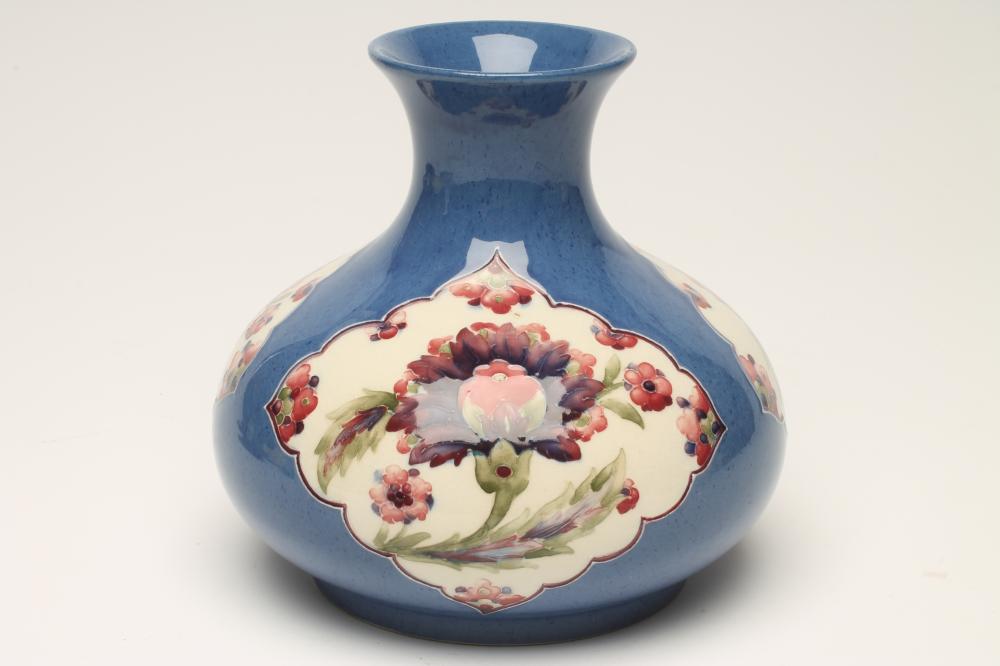 A WILLIAM MOORCROFT POTTERY VASE Image