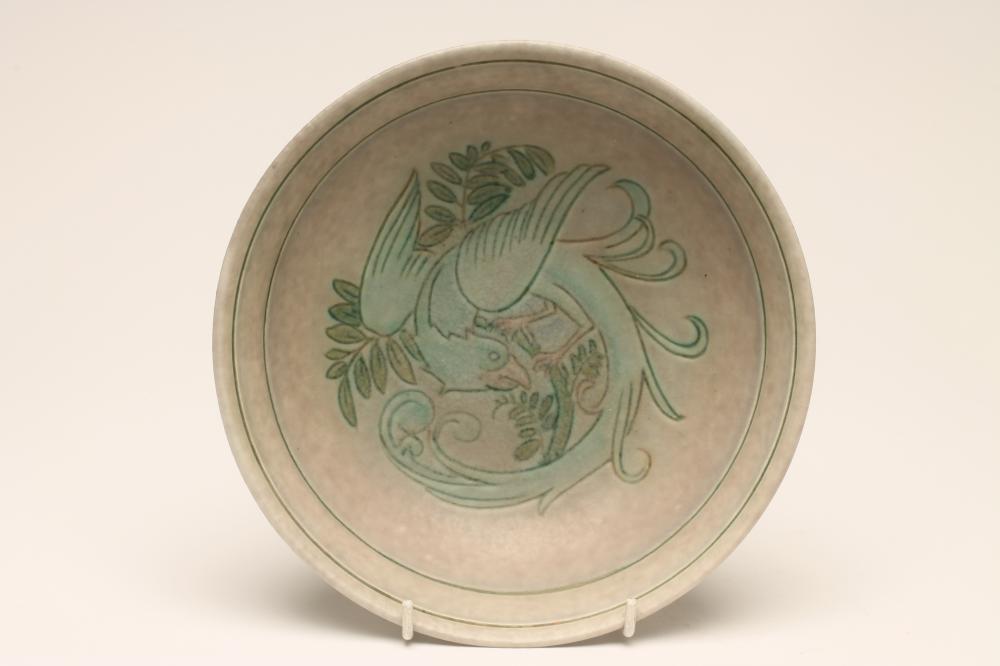 A ROYAL LANCASTRIAN POTTERY BOWL Image