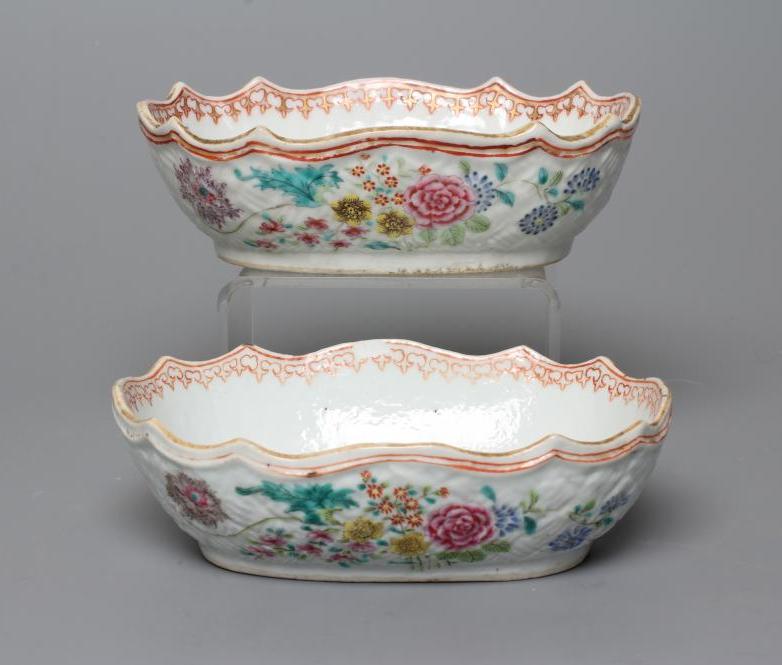 A PAIR OF CHINESE PORCELAIN SMALL DISHES of oval form with basket weave moulding, painted in Image