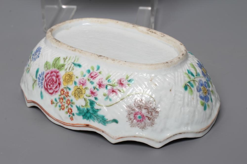 A PAIR OF CHINESE PORCELAIN SMALL DISHES of oval form with basket weave moulding, painted in Image