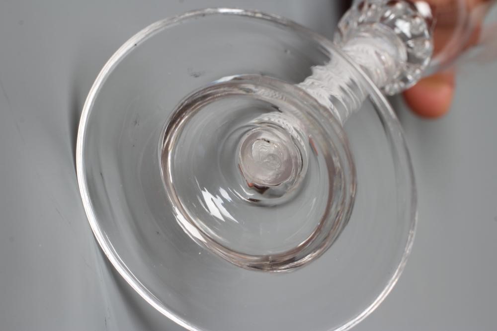 A WINE GLASS Image
