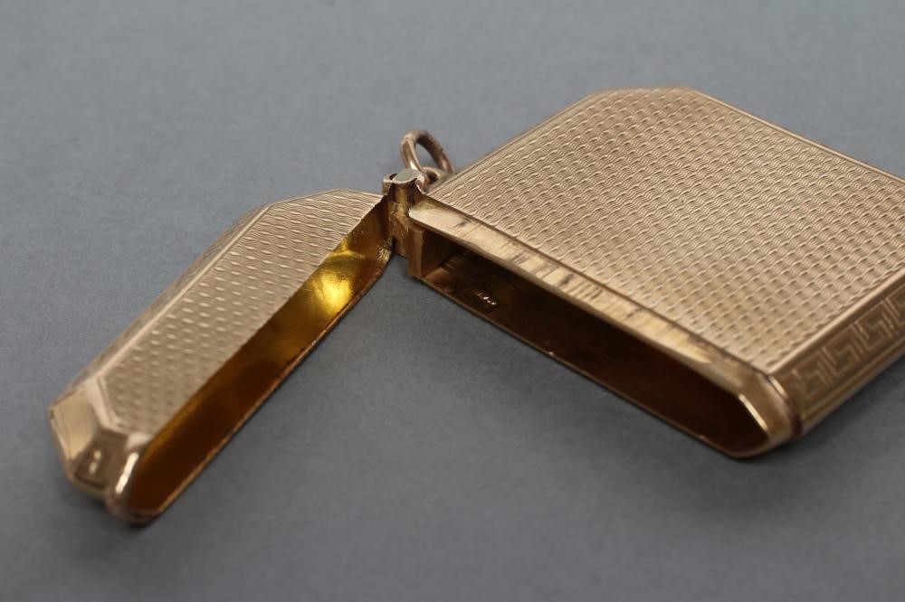 A 9CT GOLD VESTA CASE Image