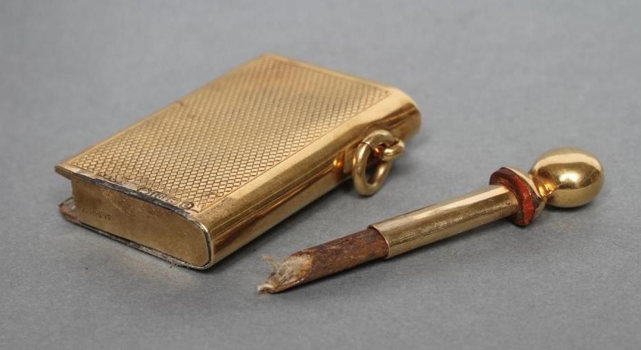 AN ART DECO 18CT GOLD NOVELTY FOB CIGARETTE LIGHTER Image