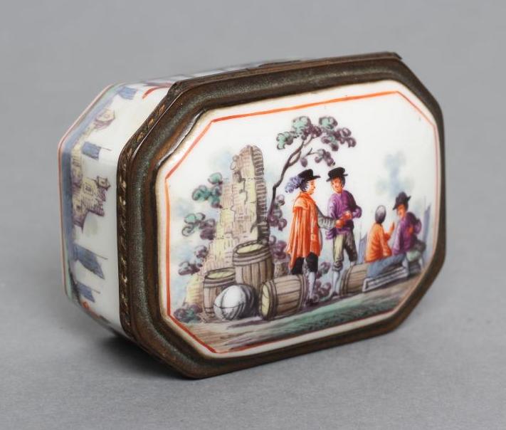 A GERMAN PORCELAIN SNUFF BOX Image