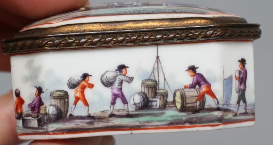 A GERMAN PORCELAIN SNUFF BOX Image