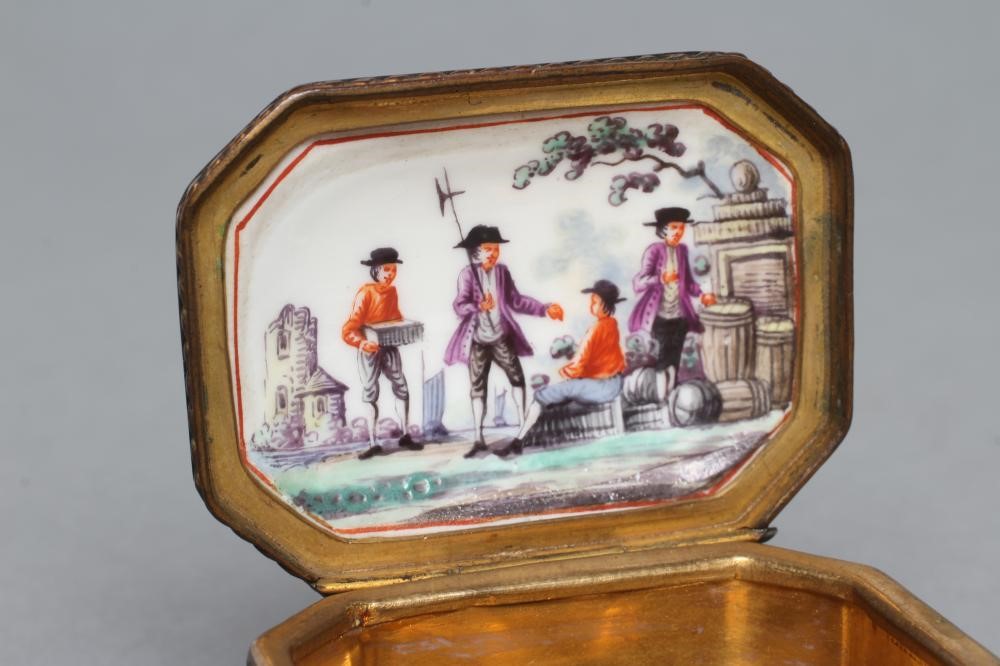 A GERMAN PORCELAIN SNUFF BOX Image