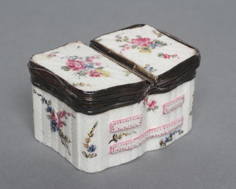 A MENNECY PORCELAIN TABLE SPICE BOX Image