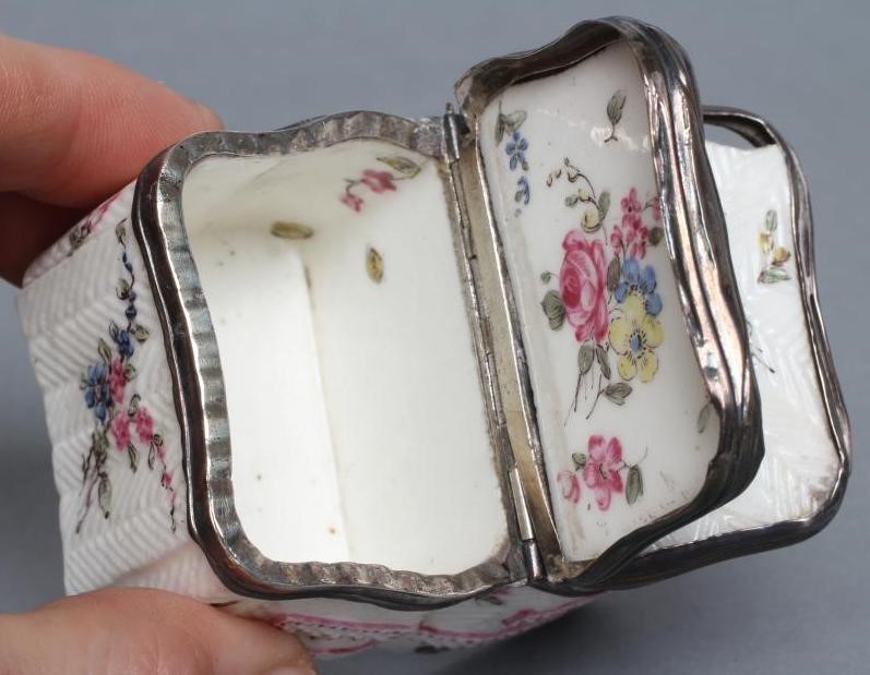 A MENNECY PORCELAIN TABLE SPICE BOX Image