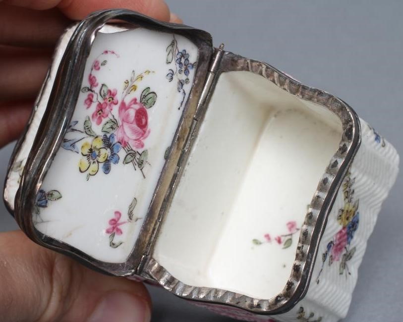 A MENNECY PORCELAIN TABLE SPICE BOX Image