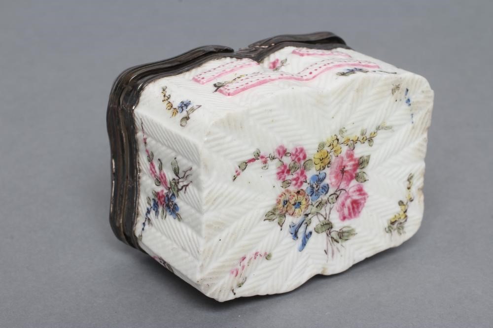 A MENNECY PORCELAIN TABLE SPICE BOX Image