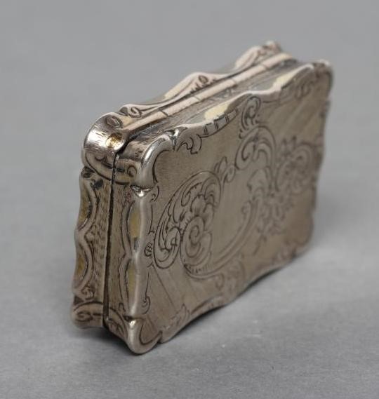 AN EARLY VICTORIAN SILVER VINAIGRETTE Image
