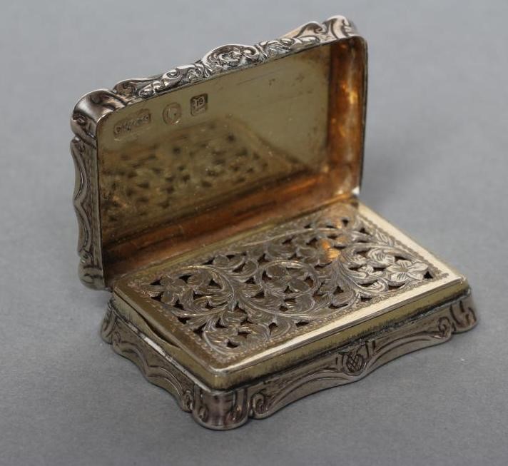 AN EARLY VICTORIAN SILVER VINAIGRETTE Image