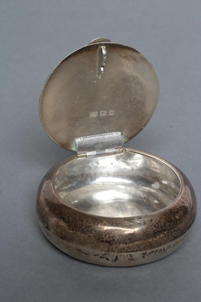 A GEORGE V SILVER SNUFF BOX, maker George Unite, Birmingham 1911, of plain cushion form with flat Image