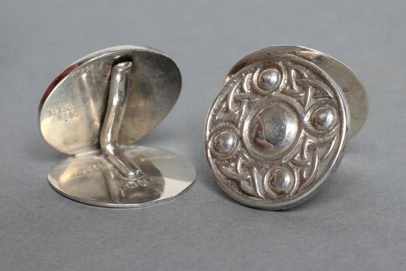 A PAIR OF STERLING SILVER IONA MENU HOLDERS Image