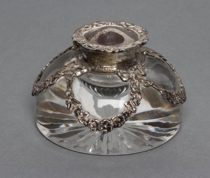 AN EDWARDIAN SILVER MOUNTED HEAVY CLEAR GLASS DOMED INKWELL with star cut base Image